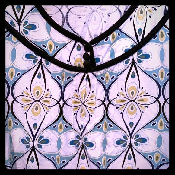 Women's Floral Patterned Fitted Tee - Picture 2 of 7